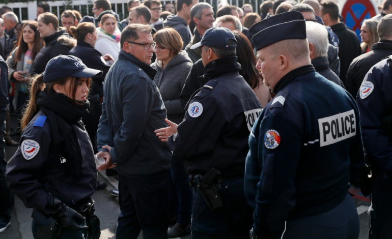 Paris (AFP). Policiers attaqués dans l'Essonne: rassemblements de policiers devant les commissariats