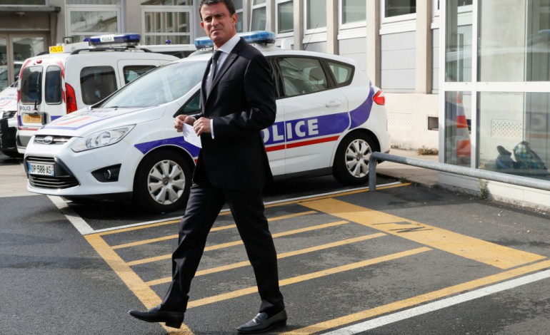 Paris (AFP). Zones sensibles: les voitures de police seront dotées de dispositifs anti-caillassage