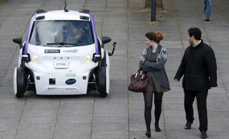 Milton Keynes (Royaume-Uni) (AFP). Royaume-Uni: 1e test de voitures sans chauffeur dans une zone piétonne