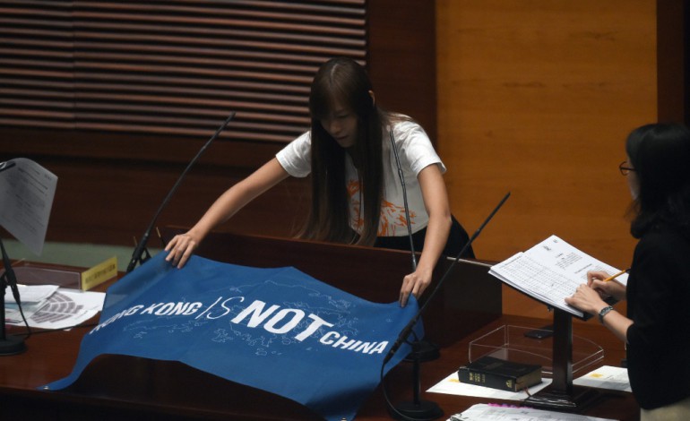 Hong Kong (AFP). Hong Kong: les nouveaux élus hostiles à Pékin s'offrent une tribune au "Parlement"