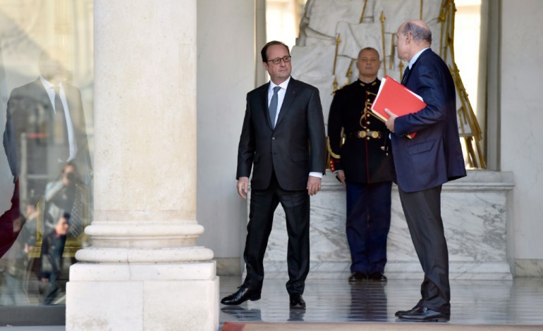 Paris (AFP). Quinquennat: Hollande entame l'inventaire, parasité par des  confidences