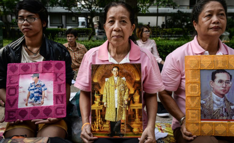 Bangkok (AFP). Thaïlande: foule en prière à Bangkok devant l'hôpital où est soigné le roi 