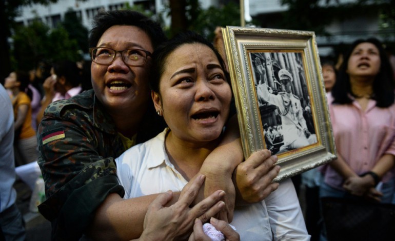 Bangkok (AFP). "Que sera notre pays sans notre père ?": les Thaïlandais sous le choc