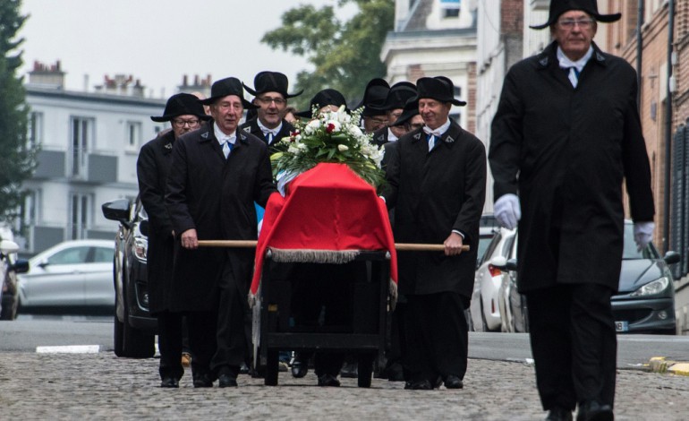 Béthune (France) (AFP). Les "Charitables" de Béthune, ces hommes qui enterrent les morts bénévolement