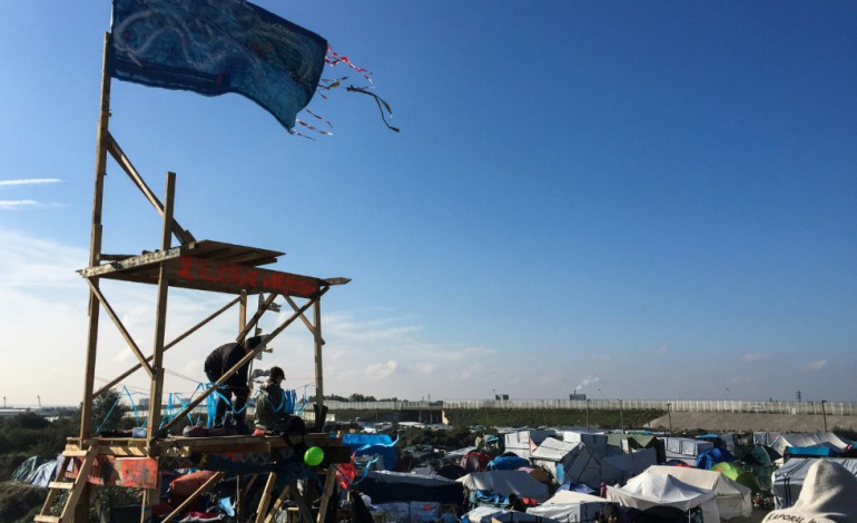 Calais (AFP). Dans la "Jungle" de Calais: "vous savez quand on part?"