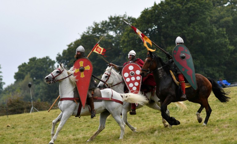 Hastings (Royaume-Uni) (AFP). A Hastings, Saxons et Normands célèbrent les 950 ans de la bataille