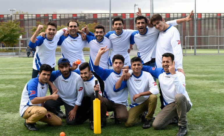 Paris (AFP). Migrants afghans, futurs joueurs de cricket français?