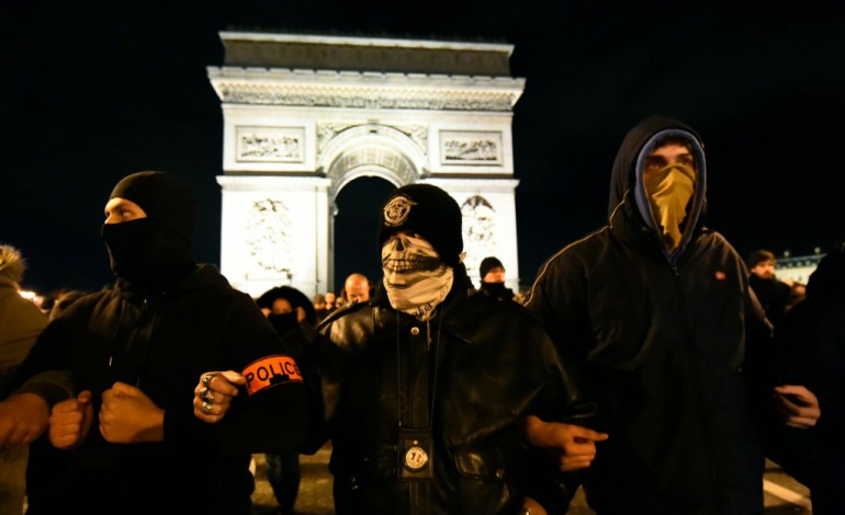Paris (AFP). Près de 500 policiers manifestent à nouveau à Paris pour exprimer leur "ras-le-bol"