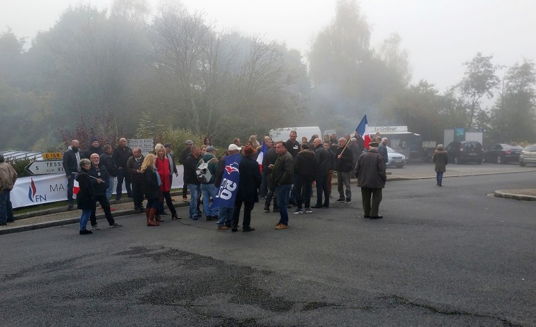 Troisgots. Manche: le Front National manifeste contre les migrants sans les riverains à la Chapelle-sur-Vire [video]