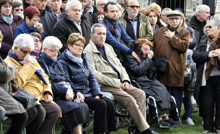 Puisseguin (France) (AFP). Puisseguin: hommage aux victimes un an après l'accident