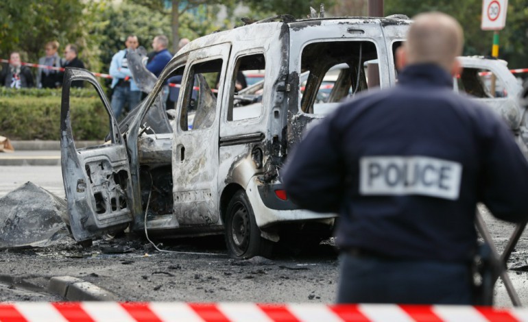 Paris (AFP). Policiers brûlés: "hors de danger" mais importantes séquelles 