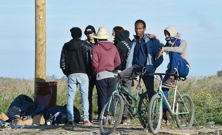 50 mineurs restés près de la "Jungle" quittent Calais dans un car affrété par la préfecture