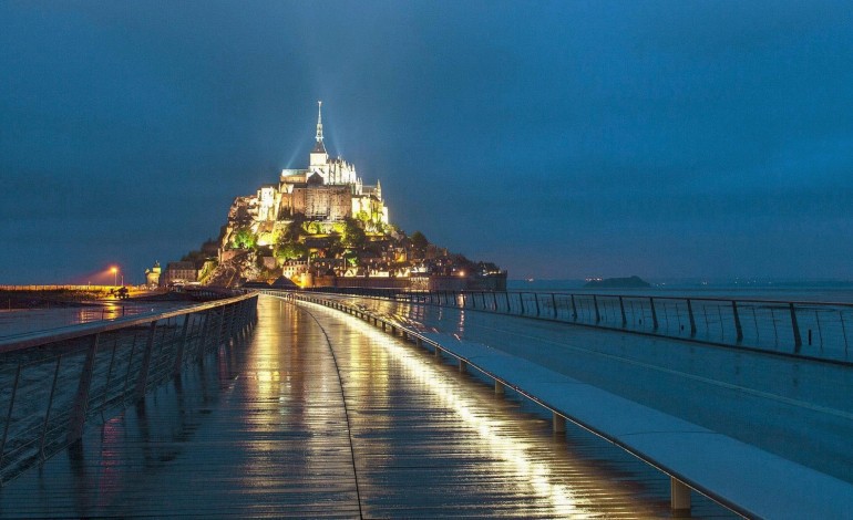 Le Mont Saint- Michel . Normandie : c'est la nuit de la 25e heure au Mont-Saint-Michel et à Deauville