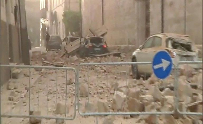 Puissant séisme en Italie: pas de morts mais des dégâts