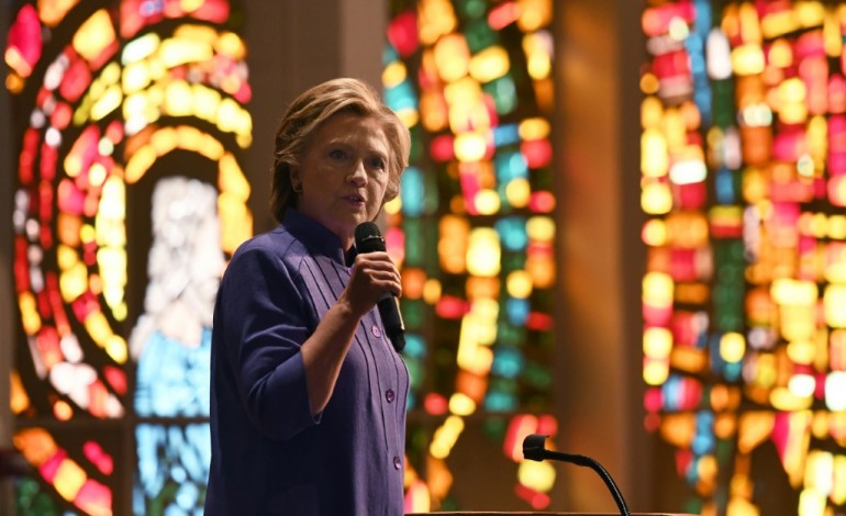 Clinton cherche à dépasser le choc de la relance de l'affaire de ses emails