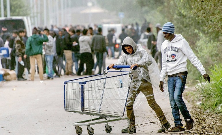 "Jungle" à Calais: les mineurs à leur tour évacués