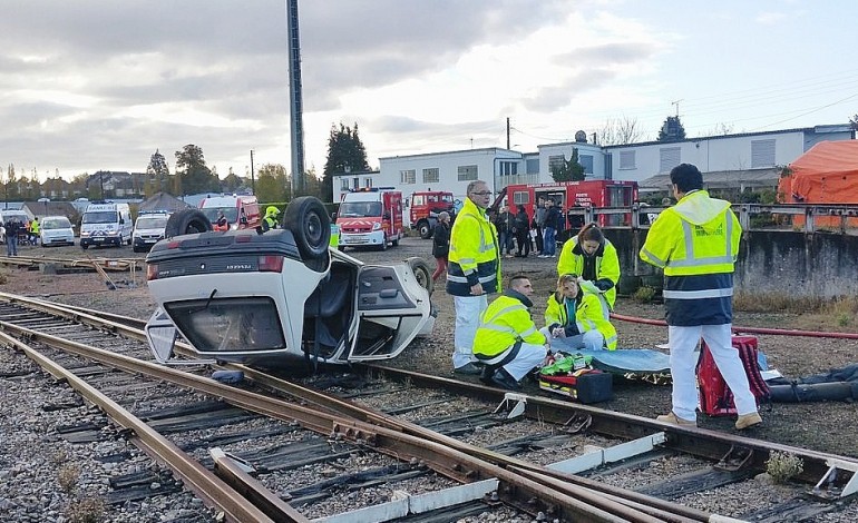 Flers . Collision voiture contre train en gare de Flers (Orne) : un exercice de sécurité mobilise 150 personnes