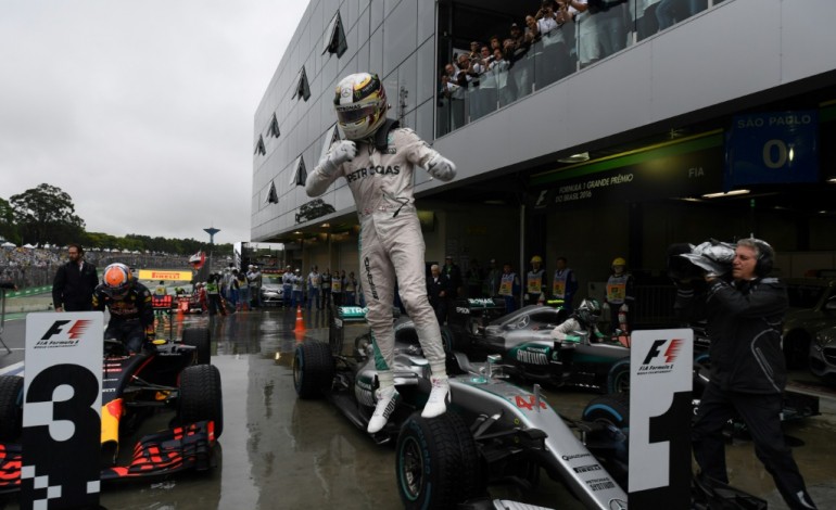 F1: Hamilton gagne au Brésil et revient à 12 points de Rosberg