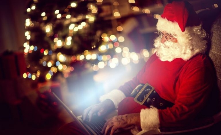 Le Père Noël prêt à ouvrir son courrier sur internet