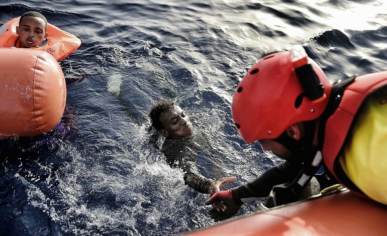 Un canot chavire en Méditerranée: 4 morts, une centaine de disparus