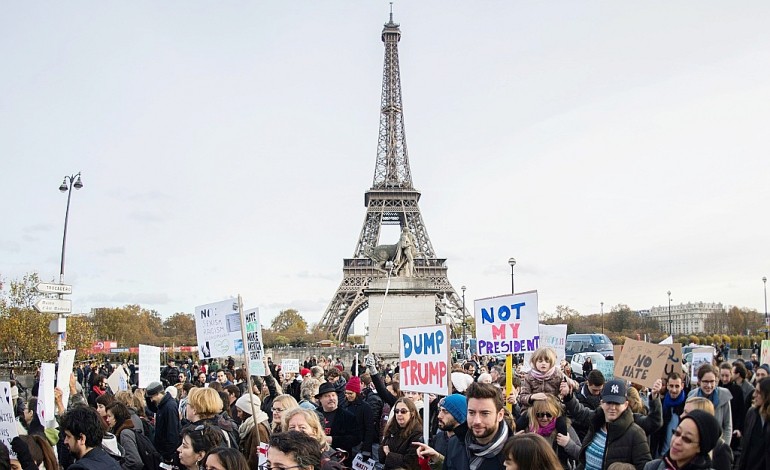 Quelques centaines d'Américains défilent à Paris contre "les valeurs" de Trump
