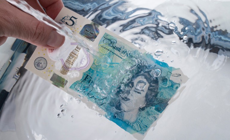 Angleterre : Fini le billet de banque en papier, il sera désormais en plastique
