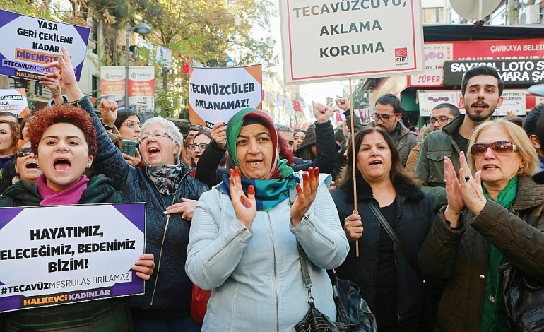 Turquie: retrait du projet de loi sur les agressions sexuelles sur mineurs