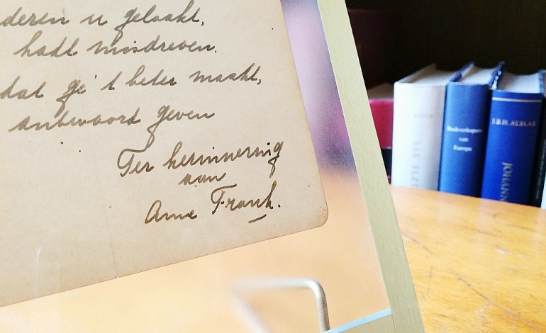 Un poème d'Anne Frank vendu à 140.000 euros aux enchères