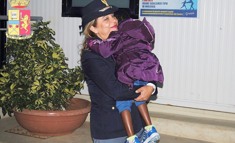 Arrivée seule à Lampedusa, Oumoh, 4 ans, va retrouver sa mère