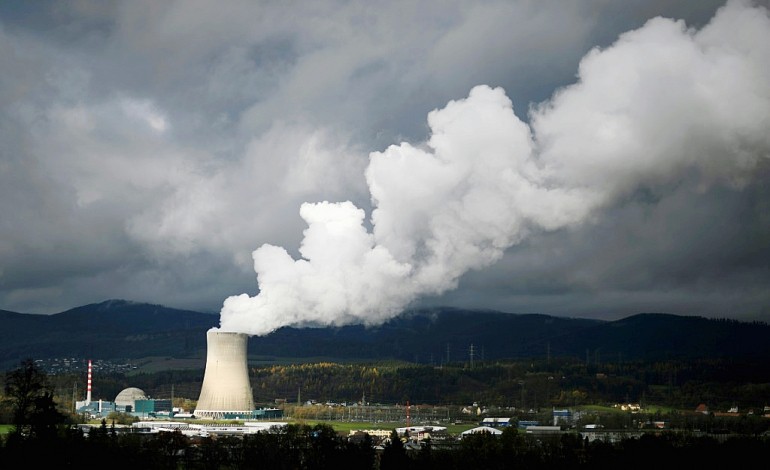 Les Suisses votent pour ou contre une sortie accélérée du nucléaire