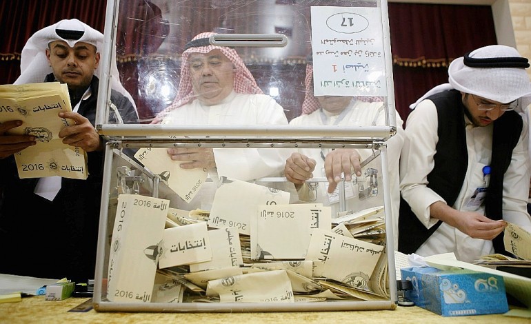 Koweït: l'opposition remporte près de la moitié des sièges