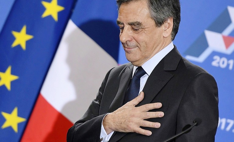 "Triomphe" de Fillon, la gauche "s'autodétruit", selon la presse