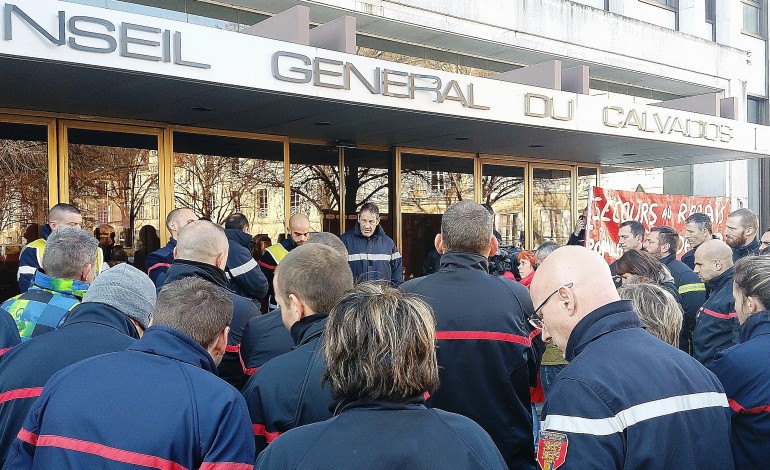 Caen. En grève, les pompiers du Calvados font irruption au conseil départemental