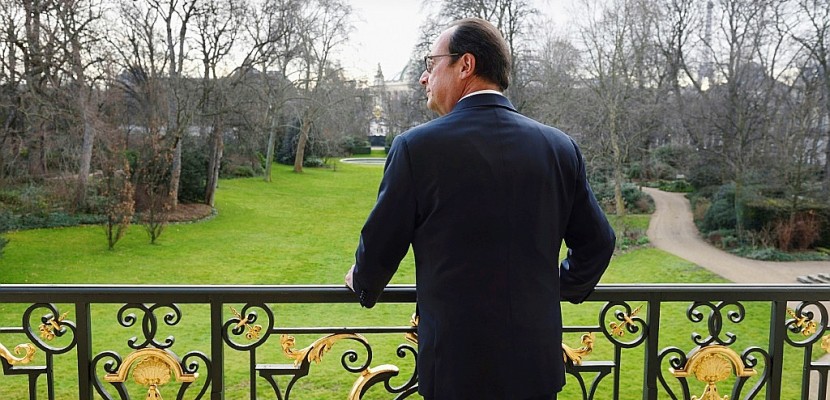Hollande: "lucidité" qui rebat "les cartes" selon la presse