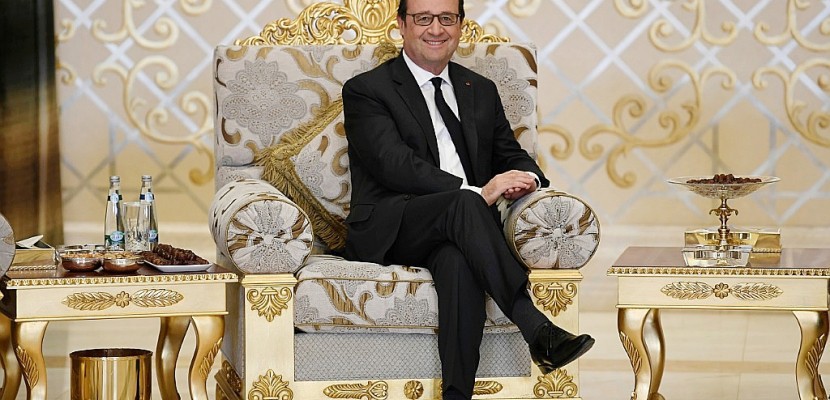Loin du tumulte, Hollande parle culture et défense aux Emirats