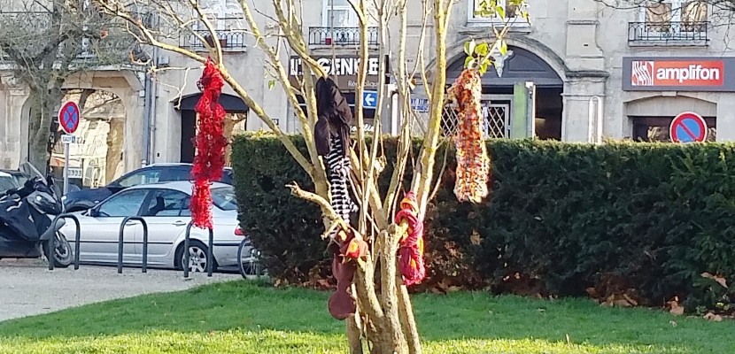 Caen. A Caen, les habitants accrochent des écharpes aux arbres pour les SDF