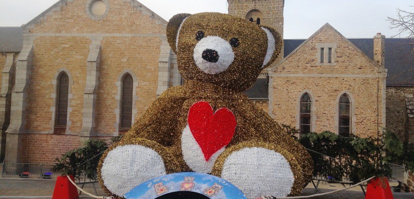 Saint-Pair-sur-Mer. Manche: un ours géant interactif sur la place du village, pour Noël