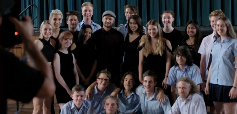 Justin Timberlake donne un cours surprise dans une classe de musique en Australie