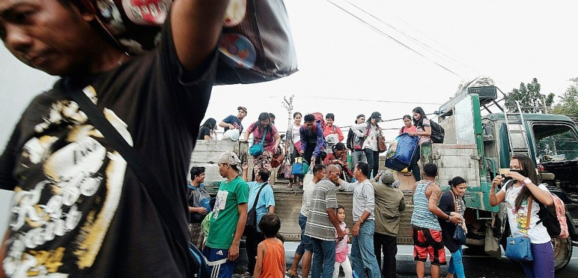 Des milliers de Philippins fuient le typhon de Noël