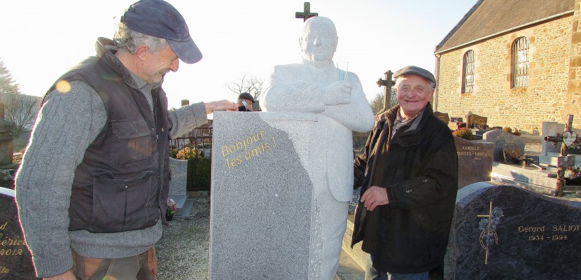 Le Petit-Celland. Normandie : bien vivant, Marcel fait ériger une stèle funéraire à son effigie