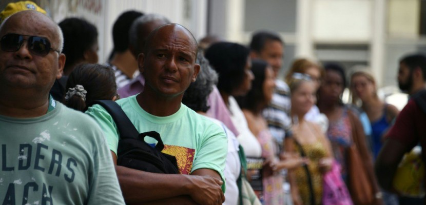 A Rio, les fonctionnaires impayés font la queue pour un repas