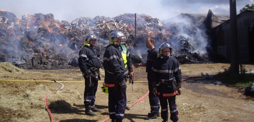 Athis-Val de Rouvre. Orne : un hangar agricole détruit par le feu près de Flers