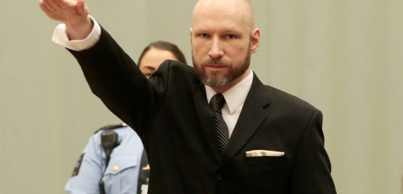 Conditions de détention: salut nazi de Breivik au 1er jour du procès