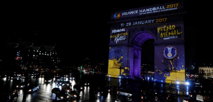 Hand: l'Arc de Triomphe illuminé pour l'ouverture du Mondial