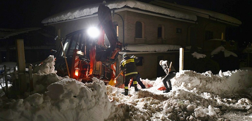 Avalanche en Italie: les pompiers localisent six personnes en vie
