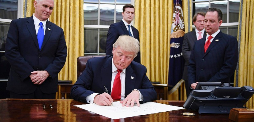 Donald Trump s'installe à la Maison Blanche et signe son premier décret