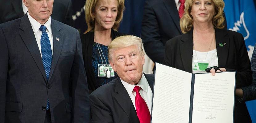 Trump signe un décret pour lancer le projet de mur avec le Mexique
