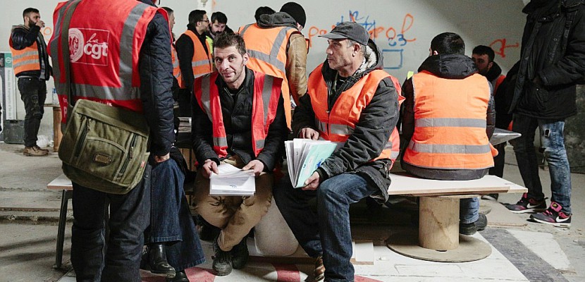 Les ouvriers non payés du métro parisien suspendent leur grève