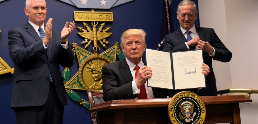 Trump signe un décret pour stopper l'entrée de "terroristes islamiques radicaux"