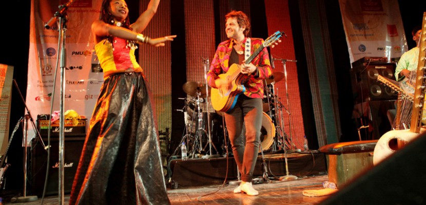 A Bamako, le chanteur -M- fait lever le public